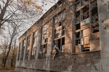 Terk edilmiş bir binanın penceresinde kirli kırık camlar. Terk edilmiş fabrika