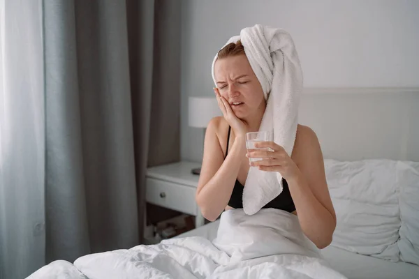 Unhappy Europian Girl Toothache Holds Glass Clean Water White Bed — Stock Photo, Image
