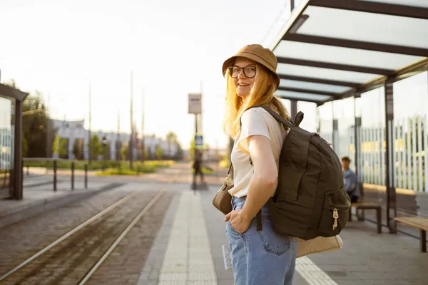 Öffentliche Verkehrsmittel Junge Blonde Touristin Mit Rucksack Blickt Auf Einfahrende — Stockfoto