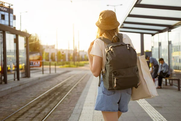 Öffentliche Verkehrsmittel Junge Blonde Touristinnen Mit Rucksack Betrachten Die Einfahrende — Stockfoto