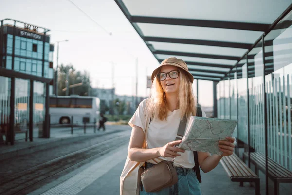 Joven Turista Mano Mapa Aire Libre Parada Autobús Calle Ciudad —  Fotos de Stock