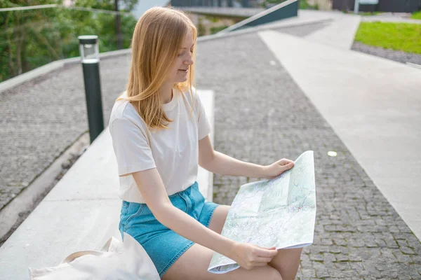Mujer Joven Feliz Usando Mapa Ciudad Una Calle Ciudad Viajando — Foto de Stock