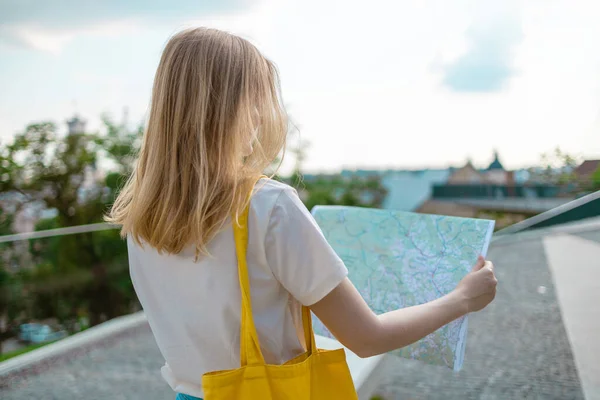 Fröhliche Blonde Touristin Sucht Unterwegs Richtung Auf Lageplan — Stockfoto