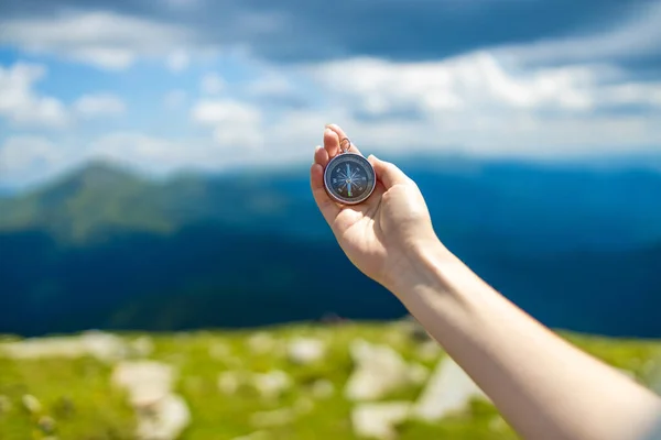 Mano Del Viajero Sostiene Una Brújula Las Hermosas Montañas Los —  Fotos de Stock