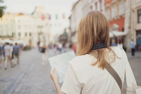 Glückliche junge Frau mit Stadtplan auf einer Straße in der Stadt, Reisen in Europa, Freiheit und aktiver Lebensstil — Stockfoto