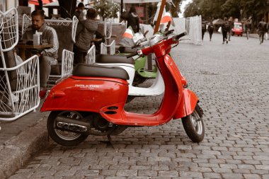 Odessa, Ukrayna - 21 Mayıs 2021: Şehir caddesinde park edilmiş iki kırmızı ve beyaz scooter