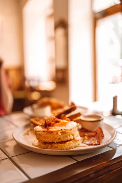 Läcker Engelsk Frukost Med Stekta Ägg Pannkakor Och Bacon Vit — Stockfoto