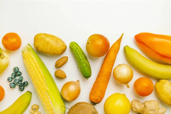 Olika Friska Färska Grönsaker Frukt Och Nötter Vit Bakgrund Balanserad — Stockfoto