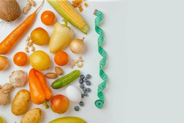 Olika friska färska grönsaker, frukt och nötter på en vit bakgrund. Grönsaker, hälsosam vegansk ekologisk mat — Stockfoto