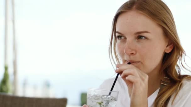 Portret Van Vrolijke Jonge Vrouw Met Een Glas Fris Heerlijk — Stockvideo