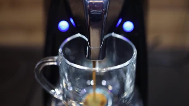 Sabahleyin Evde Siyah Bir Masada Taze Aromatik Kahve — Stok video