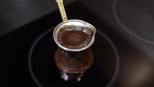 Török Kávét Főzök Réz Jezve Ben Elektromos Tűzhely Felett Habok — Stock videók