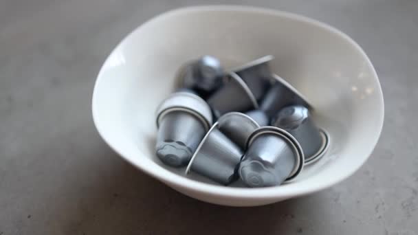 Органічні Компостувальні Невеликі Срібні Еспресо Бульбашки Білій Тарілці Кухні — стокове відео