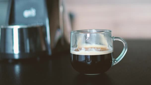 午前中は黒テーブルの上でフレッシュなアロマコーヒー かわいい雰囲気 — ストック動画