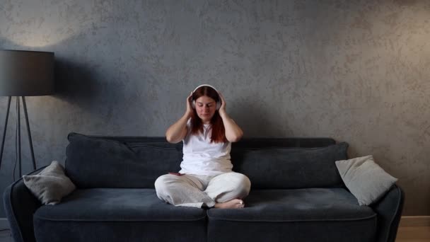 Relaxado Bela Jovem Anos Mulher Ouvir Música Com Smartphone Casa — Vídeo de Stock