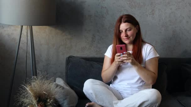Les Mains Féminines Tiennent Téléphone Intelligent Couché Sur Canapé Utilisent — Video