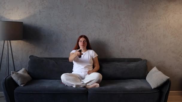 Mujer Feliz Relajante Viendo Televisión Película Mientras Elige Canal Sala — Vídeo de stock