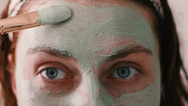 Yüzüne Maske Takan Güzel Bir Kadın Cilt Bakımı Tedavisi Spa — Stok video