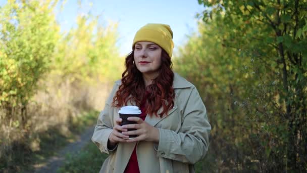 Çekici Bir Genç Kızın Portresi Sokakta Yürürken Kağıt Bardaktan Kahve — Stok video