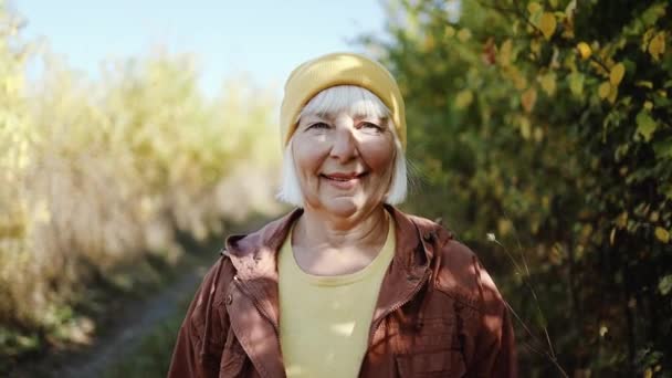 Portret Szczęśliwej Pięknej Blondynki Starszej Kobiety Stylowych Ubraniach Uśmiechającej Się — Wideo stockowe