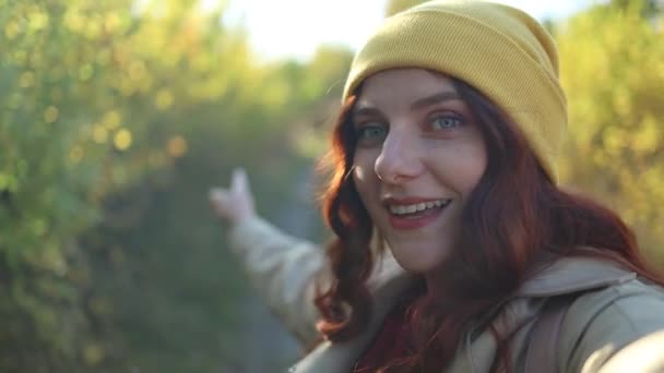 Mujer Joven Disfrutando Grabación Vídeo Para Blog Disfruta Naturaleza Soleado — Vídeos de Stock