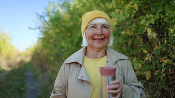 Šťastná Krásná Uvolněná Starší Dospělá Žena Pití Kávy Relaxační Chůze — Stock video