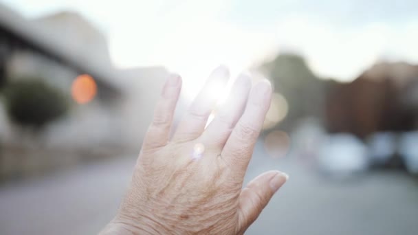 Main Homme Âgé Contre Les Rayons Soleil Gros Plan Coucher — Video