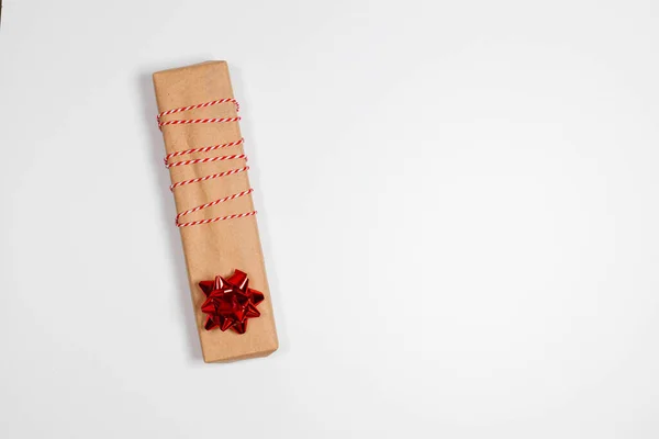Рождественская Подарочная Коробка Золотой Лентой Белом Фоне Рождество Новый Год — стоковое фото