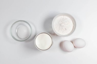 Beyaz mutfak atölyesinde ev yapımı ekmek pişirmek aşçılık, mutfak arka planı, fotokopi alanı, genel görünüm