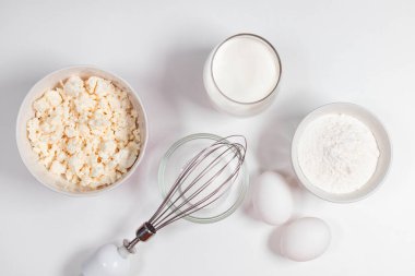 Pişirme ya da pişirme geçmişi. Malzemeler, yemek pişirmek ve pişirmek için mutfak malzemeleri beyaz arka plandaki masada..