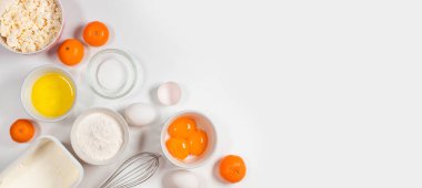 Turta, kurabiye, hamur ve hamur işi için kap kacak ve yemek malzemeleri. Yumurta, un, şeker, süzme peynir