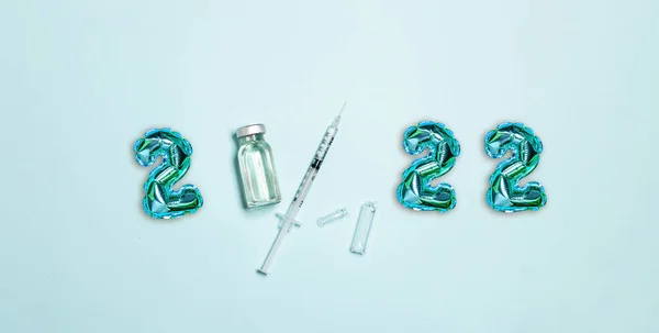 2022 Blå Folieballong Text Injektionsflaskor Med Coronavirus Vaccin Och Spruta — Stockfoto