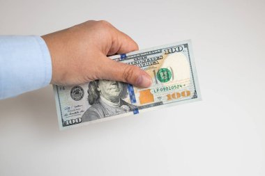 İş adamı elinde ABD Doları banknotları tutuyor. Yatırım, başarı ve karlı iş.