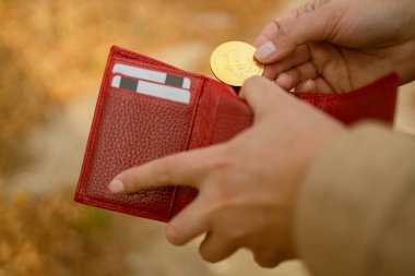 ATM 'nin yanında elinde Bitcoin para ile el ele tutuşan bir kadın..