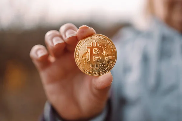 Goldene Bitcoin Münze Der Hand Einer Geschäftsfrau Freien Kryptowährung Und — Stockfoto