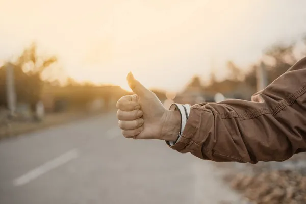 Kobieta Ręka Autostopem Znak Drodze Podróżując Autostop Mieście Kobieta Próbuje — Zdjęcie stockowe