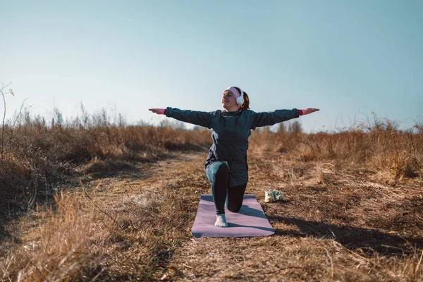 Yoga Dicke Sportbekleidung Praktiziert Asana Einem Sonnigen Tag Einem Herbstlichen — Stockfoto