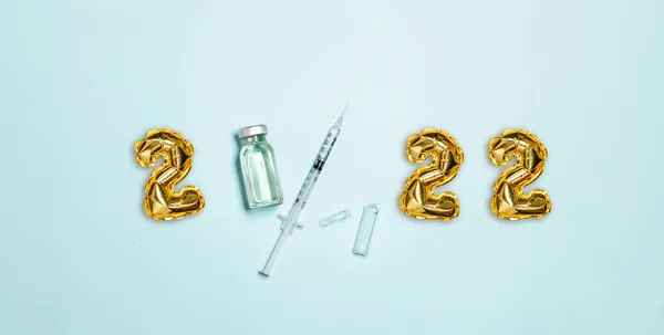 2022 Guldfolie Ballong Text Injektionsflaskor Med Coronavirus Vaccin Och Spruta — Stockfoto