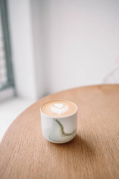 Eine Tasse Leckeren Cappuccino Auf Einem Holztisch Latte Art Zeit — Stockfoto