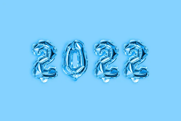 2022年の青い背景に青い箔休日の風船 フラットレイアウト トップビュー — ストック写真