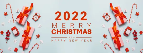 2022年圣诞快乐 新年快乐的旗帜 蓝色背景的圣诞装饰 简约主义平躺在床上假日概念 — 图库照片
