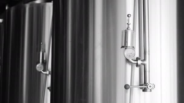 Частная пивоварня. Современный пивной завод с пивоваренными чайниками, трубами и резервуарами из нержавеющей стали — стоковое видео