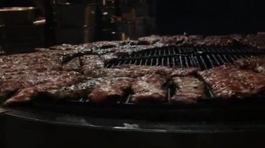 Izgarada Amerikan yemeği. Bir restoranda ızgara barbekü T-Bone bifteği yakın çekim