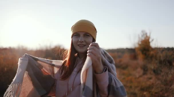 Gelukkig vrije vrouw dragen van gele hoed en gezellige kleren met kasjmier sjaal heeft plezier buiten in de herfst park — Stockvideo