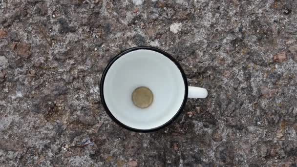 Рука людини кладе гроші монети в металевий кухоль подарункової мітки — стокове відео