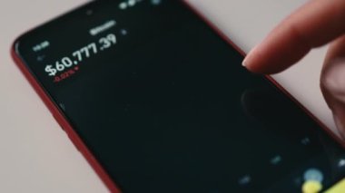 Cep telefonu yatırım uygulaması masanın üzerinde. Borsa yatırımları ve kripto para ticareti