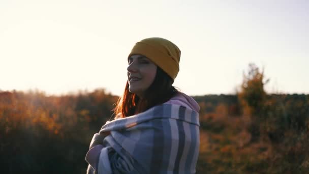 Atractiva hembra relajándose en la naturaleza. Feliz mujer libre con sombrero amarillo y ropa acogedora con bufanda de cachemira divertirse al aire libre en el parque de otoño — Vídeo de stock