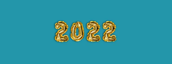 2022年金箔气球装饰和圣诞雪与复制空间蓝色背景。新年概念 — 图库照片