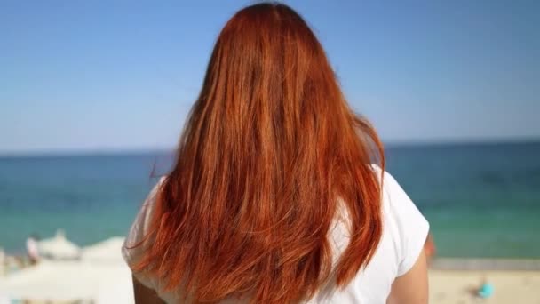 Porträtt av vacker kvinna njuter av havsutsikt under resor semester utomhus solnedgång — Stockvideo