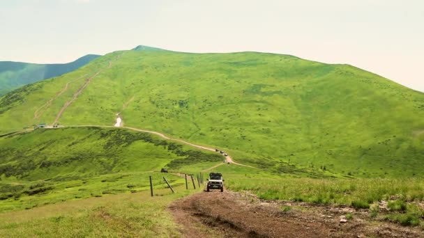 Voiture tout terrain traverse les montagnes. Beau paysage vert de vallée de montagne caucasienne — Video